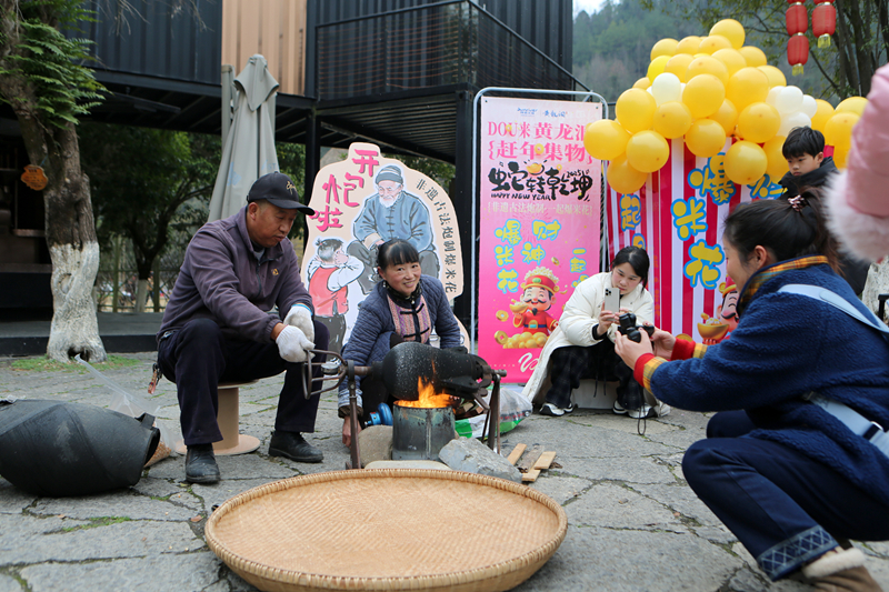 迎新過節(jié)好“市”多，黃龍洞景區(qū)新春集市火熱開場