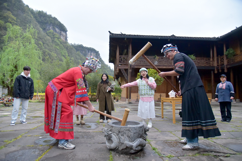 穿著少數(shù)民族服飾打糍粑 丹麥小伙深度體驗(yàn)張家界